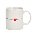 biały kubek z sercem