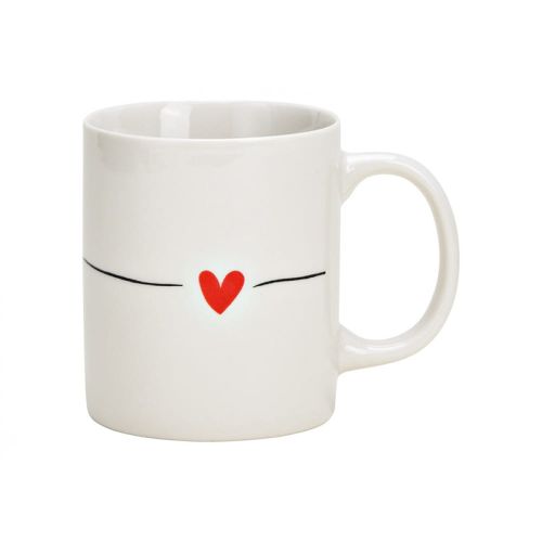 biały kubek z sercem