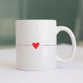 biały kubek z sercem